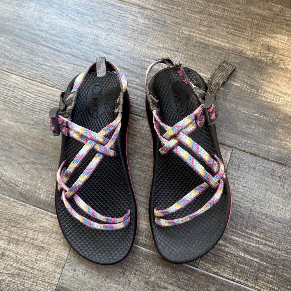 Chaco multicolor pink sandals 4y - Picture 2 of 5